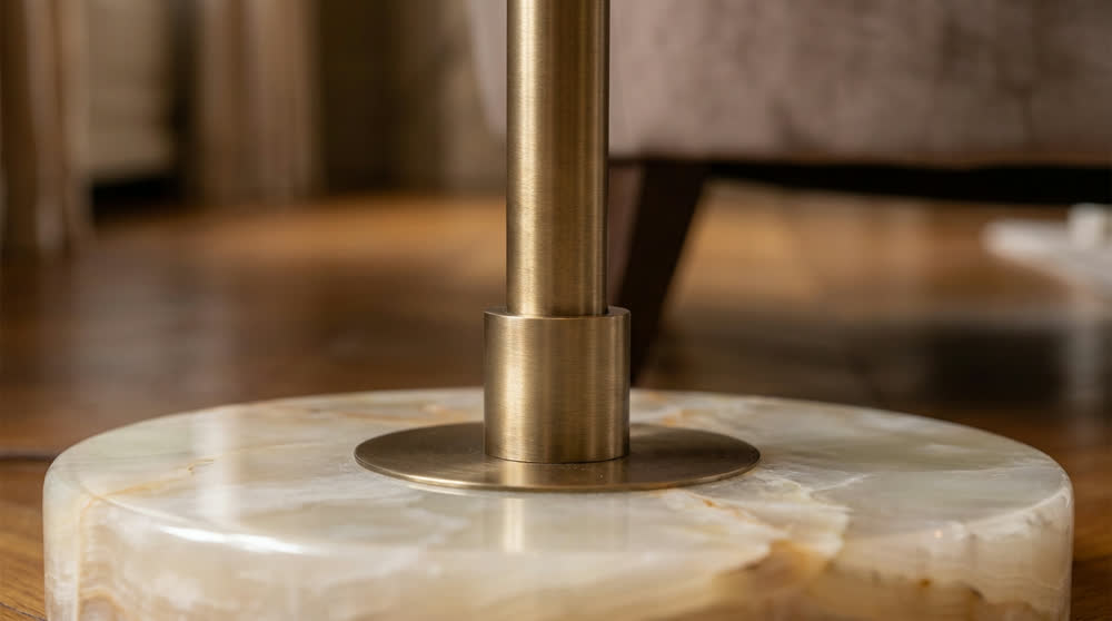 Render fotorealistico ambientato di «Stelo a Segmenti — Onice e Bronzo», in Onice — illuminazione su misura Made in Italy