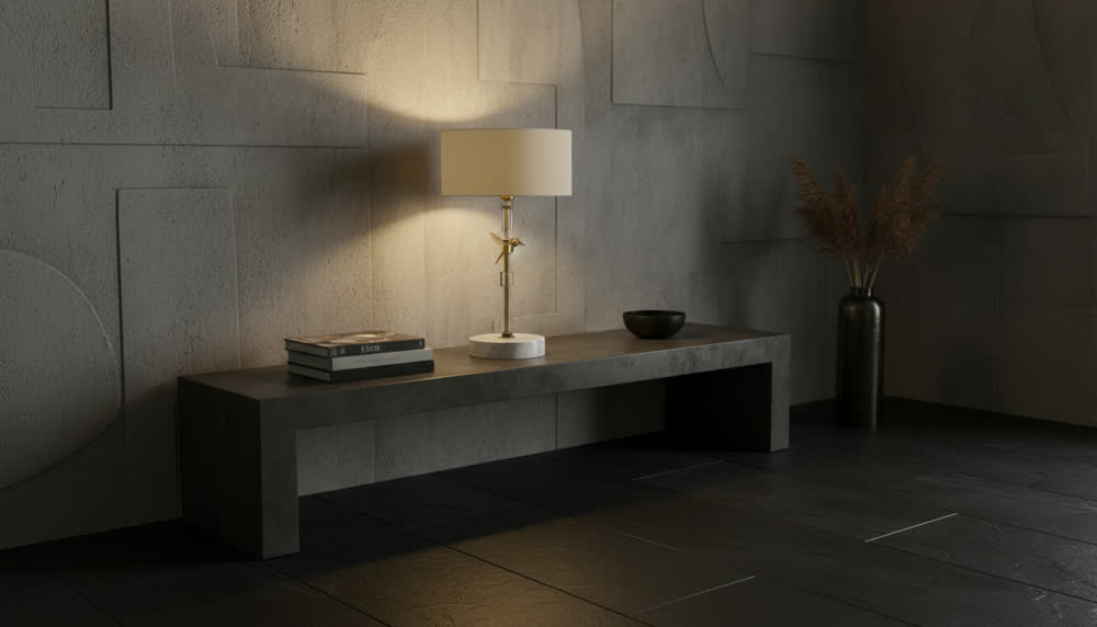 Render fotorealistico ambientato di «Colibrì in Vetro Ambra — Base in Carrara», in Marmo Carrara — illuminazione su misura Made in Italy