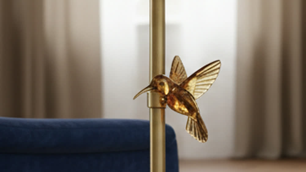Render fotorealistico ambientato di «Colibrì in Vetro Ambra — Base in Carrara», in Marmo Carrara — illuminazione su misura Made in Italy