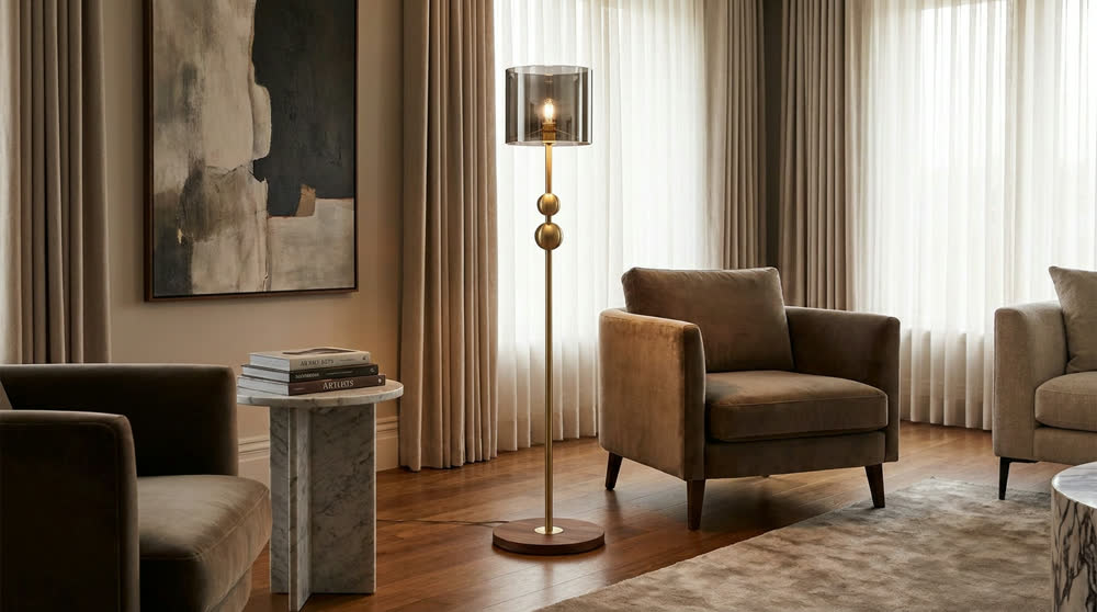 Render fotorealistico ambientato di «Piantana in Vetro Fumé — Ottone Spazzolato e Noce», in Vetro fumé — illuminazione su misura Made in Italy