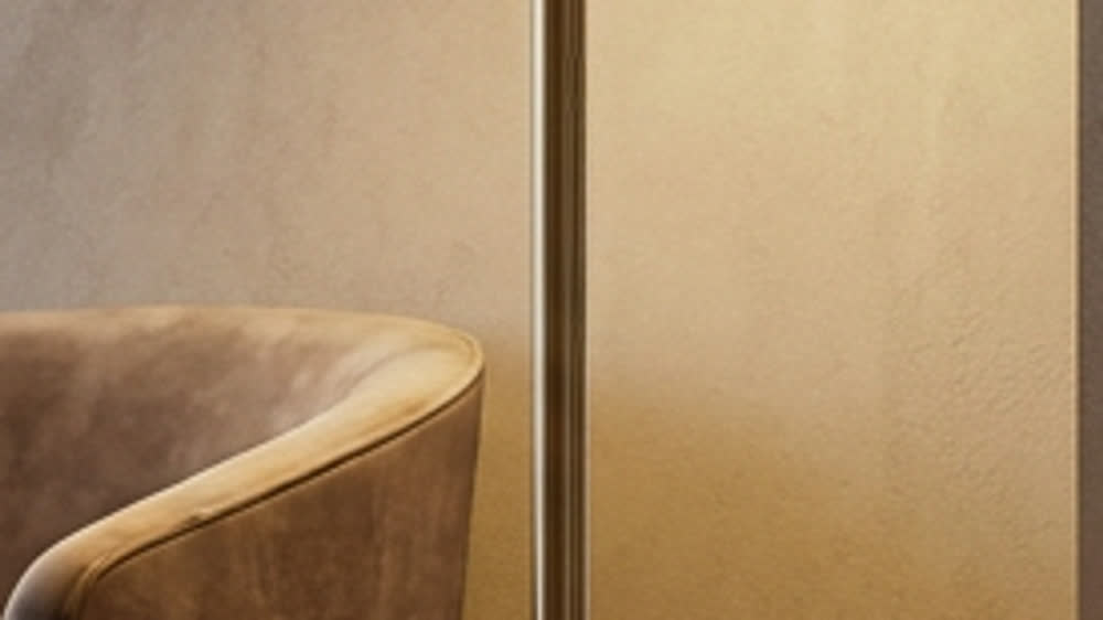 Render fotorealistico ambientato di «Piantana in Vetro Fumé — Ottone Spazzolato e Noce», in Vetro fumé — illuminazione su misura Made in Italy