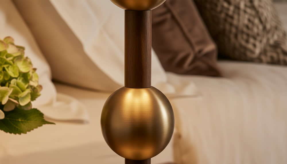 Render fotorealistico ambientato di «Cupola in Bronzo — Sfere sull'Asta», in Bronzo spazzolato — illuminazione su misura Made in Italy