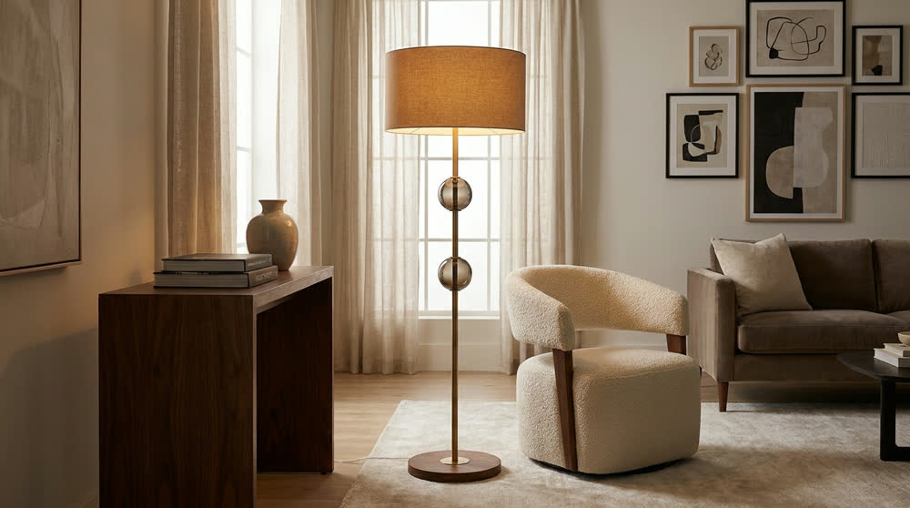 Render fotorealistico ambientato di «Stelo Multi-Materiale — Vetro Fumé e Ottone Brunito», in Vetro fumé — illuminazione su misura Made in Italy