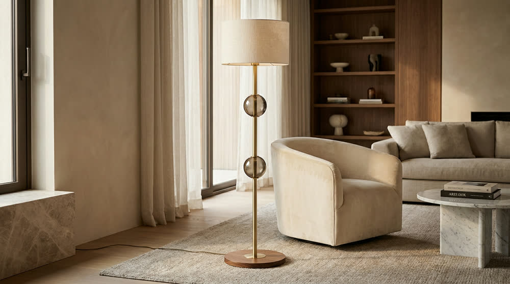 Render fotorealistico ambientato di «Sfera Soffiata Fumé — Base Bassa in Noce», in Vetro soffiato — illuminazione su misura Made in Italy